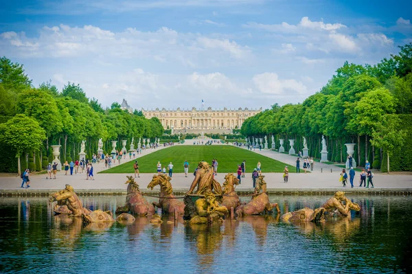 Versailles Sarayı 'nın Paris yakınlarında güzel açık hava bahçeleri var. Versailles Sarayı bir kraliyet kalesiydi ve UNESCO Dünya Mirasları Listesine eklendi..