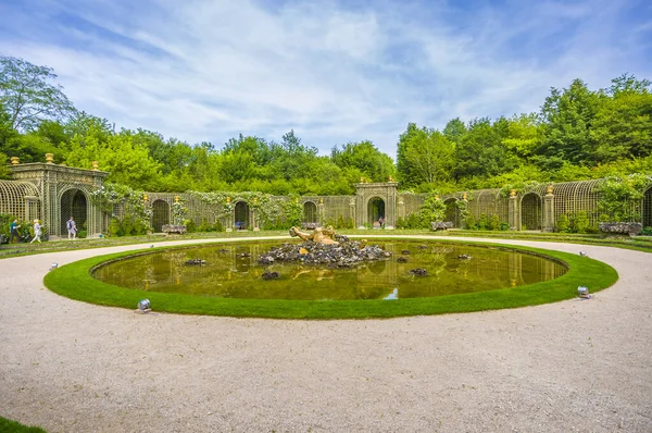 Versailles Sarayı 'nın Paris yakınlarında güzel açık hava bahçeleri var. Versailles Sarayı bir kraliyet kalesiydi ve UNESCO Dünya Mirasları Listesine eklendi..