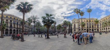 Turistler, ışıklar, barlar, bunların hepsi Barcelona 'nın ana meydanında görülüyor.