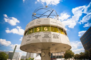 Alexanderplatz, Berlin 'deki en ünlü yerlerden biridir. Geleneksel bir saat var.