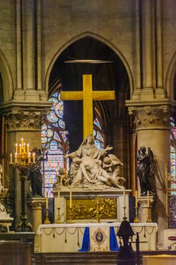 Paris 'in görüntüsü ve daha geleneksel yerleri, ünlü kadın katedrali gibi.