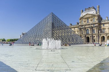 Louvre Müzesi ve onun karakteristik cam piramidi