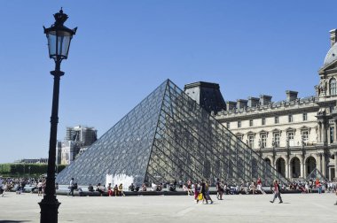 Louvre Müzesi ve onun karakteristik cam piramidi