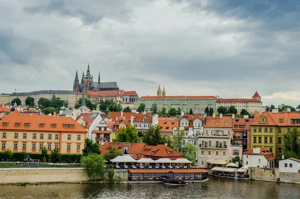 Dünyanın Çok Ziyaret Edilen Şehirlerinden Biri Olan Prag Şehrinin Görüntüsü — Stok fotoğraf