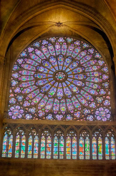 Paris 'in görüntüsü ve daha geleneksel yerleri, ünlü kadın katedrali gibi.