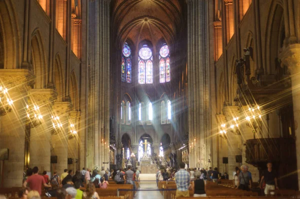 Paris 'in görüntüsü ve daha geleneksel yerleri, ünlü kadın katedrali gibi.