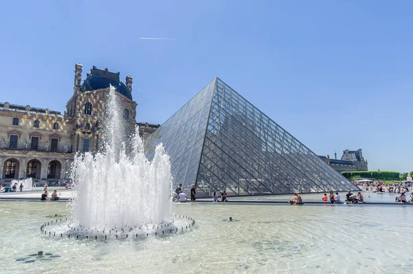 Louvre Múzeum Jellegzetes Üvegpiramisa — Stock Fotó