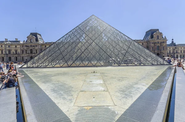 Louvre Múzeum Jellegzetes Üvegpiramisa — Stock Fotó