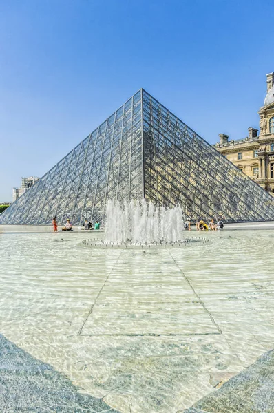 Louvre Múzeum Jellegzetes Üvegpiramisa — Stock Fotó