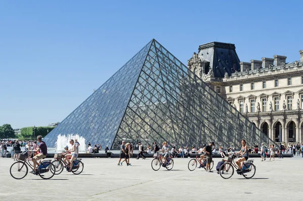 Louvre Müzesi ve onun karakteristik cam piramidi
