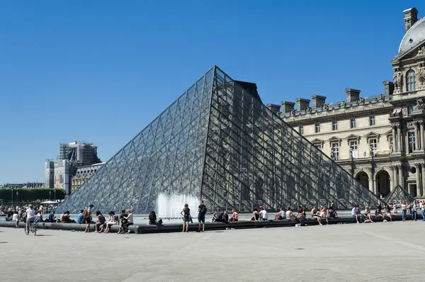 Louvre Múzeum Jellegzetes Üvegpiramisa — Stock Fotó
