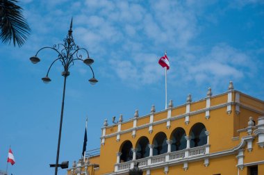 Koloni balkonları zamanında durmuş gibi görünüyor.
