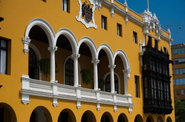 Koloni balkonları zamanında durmuş gibi görünüyor.