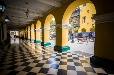 Zamanda durmuş gibi görünen koloni koridorları