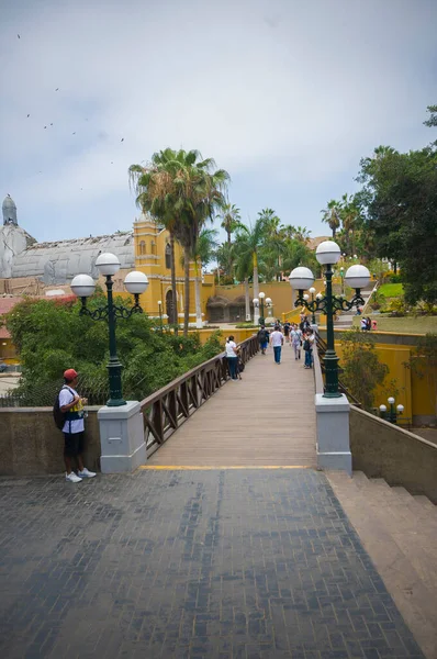 İç Çekmeler Köprüsü, Lima 'da turistik bir yer.