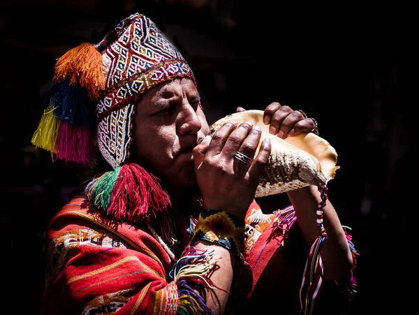 Cuzco, Peru, 16 Ocak 2020. İnka soyundan gelenler hala dağlarında ayinler yapıyorlar.