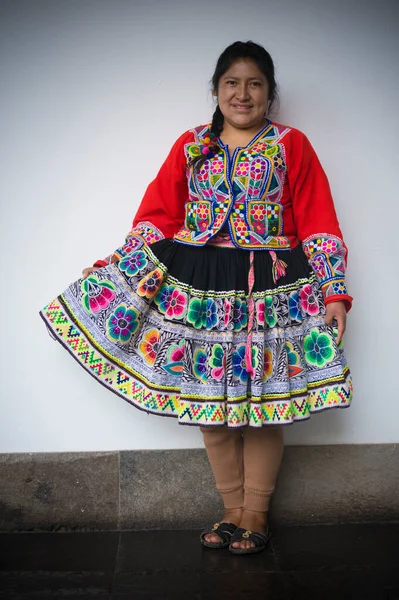Cuzco Perù Gennaio 2020 Donna Tessitura Con Tipici Abiti Peruviani — Foto Stock