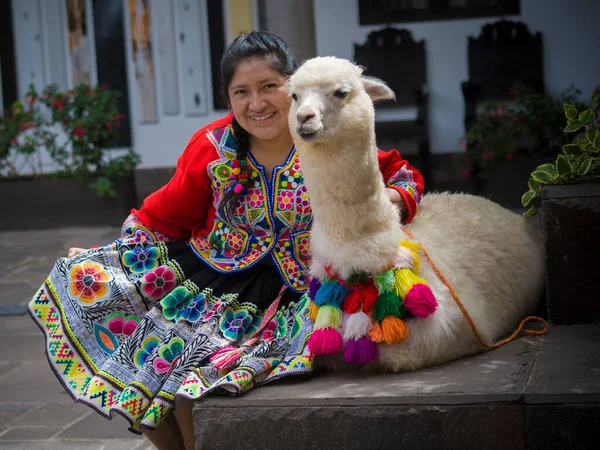 Cuzco Peru Ledna 2020 Žena Tkaní Typickými Peruánské Šaty — Stock fotografie
