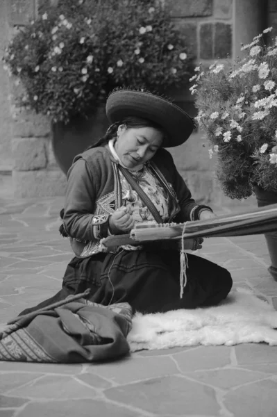 Cuzco Perù Gennaio 2020 Donna Tessitura Con Tipici Abiti Peruviani — Foto Stock