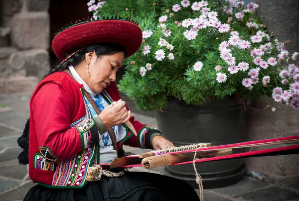 Cuzco Peru Januari 2020 Vrouw Weven Met Typische Peruaanse Jurken — Stockfoto