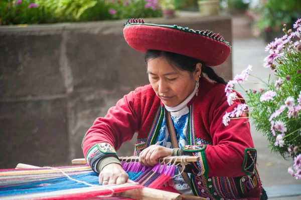 Cuzco Perù Gennaio 2020 Donna Tessitura Con Tipici Abiti Peruviani — Foto Stock