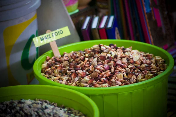 Cusco pazarında egzotik yiyecekler alabilirsiniz.