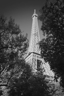 Eyfel Kulesi, dünyanın sembollerinden biri, Işık Şehri 'nin en turistik yerlerinden biri.