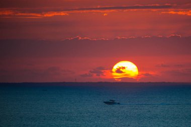 Sıcak hava dalgası sıcak güneşi. İklim değişikliği. Küresel sıcaklık.