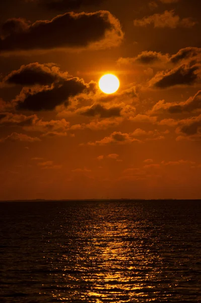 Gün batımında deniz ve gökyüzü. Güzel deniz manzarası..