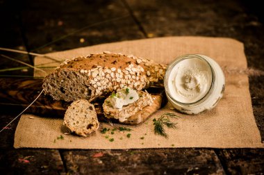 Kahvaltı, krem peynirli ekmek.