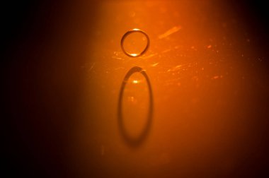 Nişan yüzükleri parmağının takılmasını bekliyor.