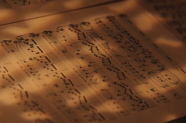 Güzel ışıklandırmalı müzik notaları