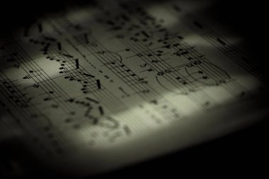 Güzel ışıklandırmalı müzik notaları