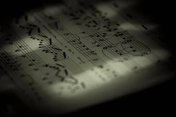 Güzel ışıklandırmalı müzik notaları