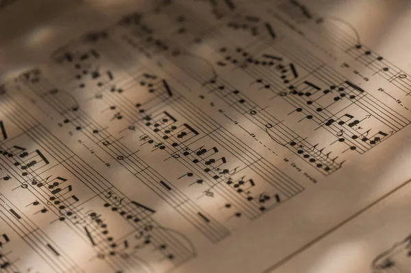 Güzel ışıklandırmalı müzik notaları