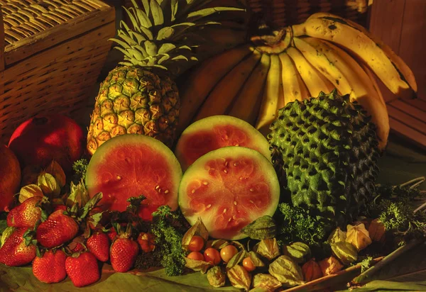 Frutas Tropicales Servidas Listas Para Comer —  Fotos de Stock