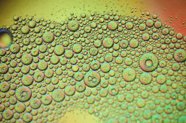 Su ve yağ kabarcıkları soyut şekiller oluşturur