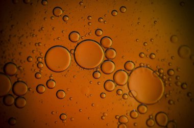 Su ve yağ kabarcıkları soyut şekiller oluşturur