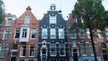 Hollanda 'da sessiz bir caddede klasik, sevimli bir ev cephesi. Zencefilli Hollanda evleri.