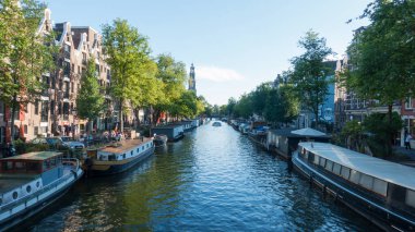 Amsterdam / Hollanda - 03 Ağustos 2018: Amsterdam kanallarının manzarası güzel. Çeşitli tekneleri olan Hollanda kanalları, yüzyıllar öncesinin güzel mimarisi..