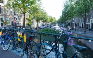 Amsterdam / Hollanda - 03 Ağustos 2018: Amsterdam kanallarının manzarası güzel. Çeşitli tekneleri olan Hollanda kanalları, yüzyıllar öncesinin güzel mimarisi..