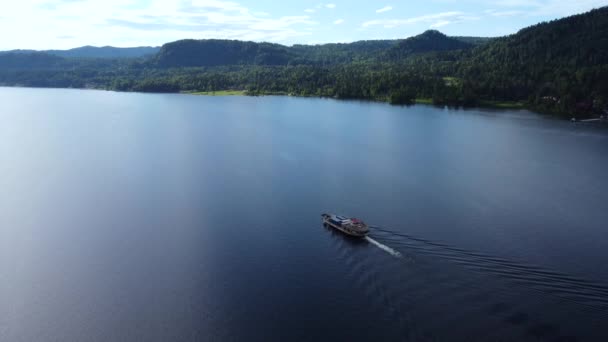 Vídeo Panorámico Con Impresionante Vuelo Sobre Gran Lago Panorámico Velero — Vídeos de Stock