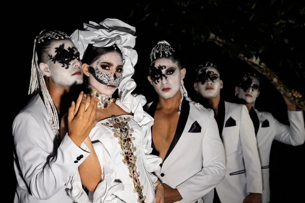 Uma Catrina Quatro Catrin Uma Floresta Noite — Fotografia de Stock