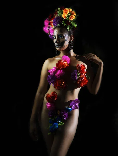 Sexi Catrina Cobrindo Seu Corpo Com Flores Escuro Noite — Fotografia de Stock