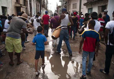 Fakir mahallelerin sokaklarında davul çalan adamlar
