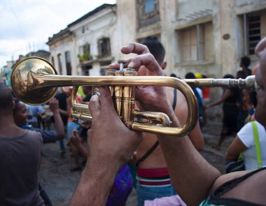 Fakir mahallelerin sokaklarında trompet çalan adamlar