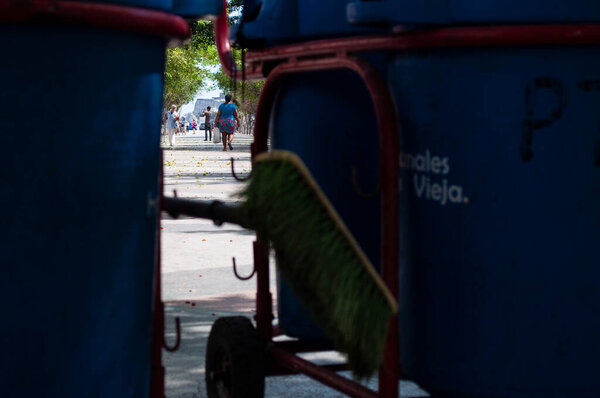 Мусорщик в городе