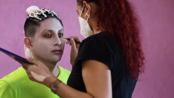 Makeup Kunstner Med Maske Maleri Mands Ansigt Til Halloween – Stock-video
