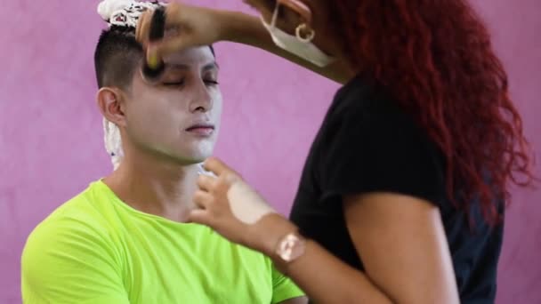 化妆师 戴着面具 在男人的脸上画了个半身像 — 图库视频影像