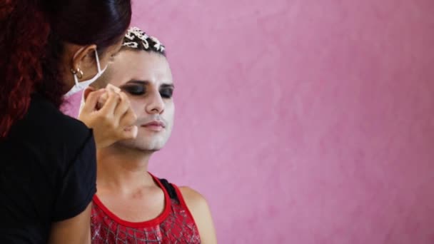 Make Umělec Maskou Malovat Mužskou Tvář Pro Halloween — Stock video